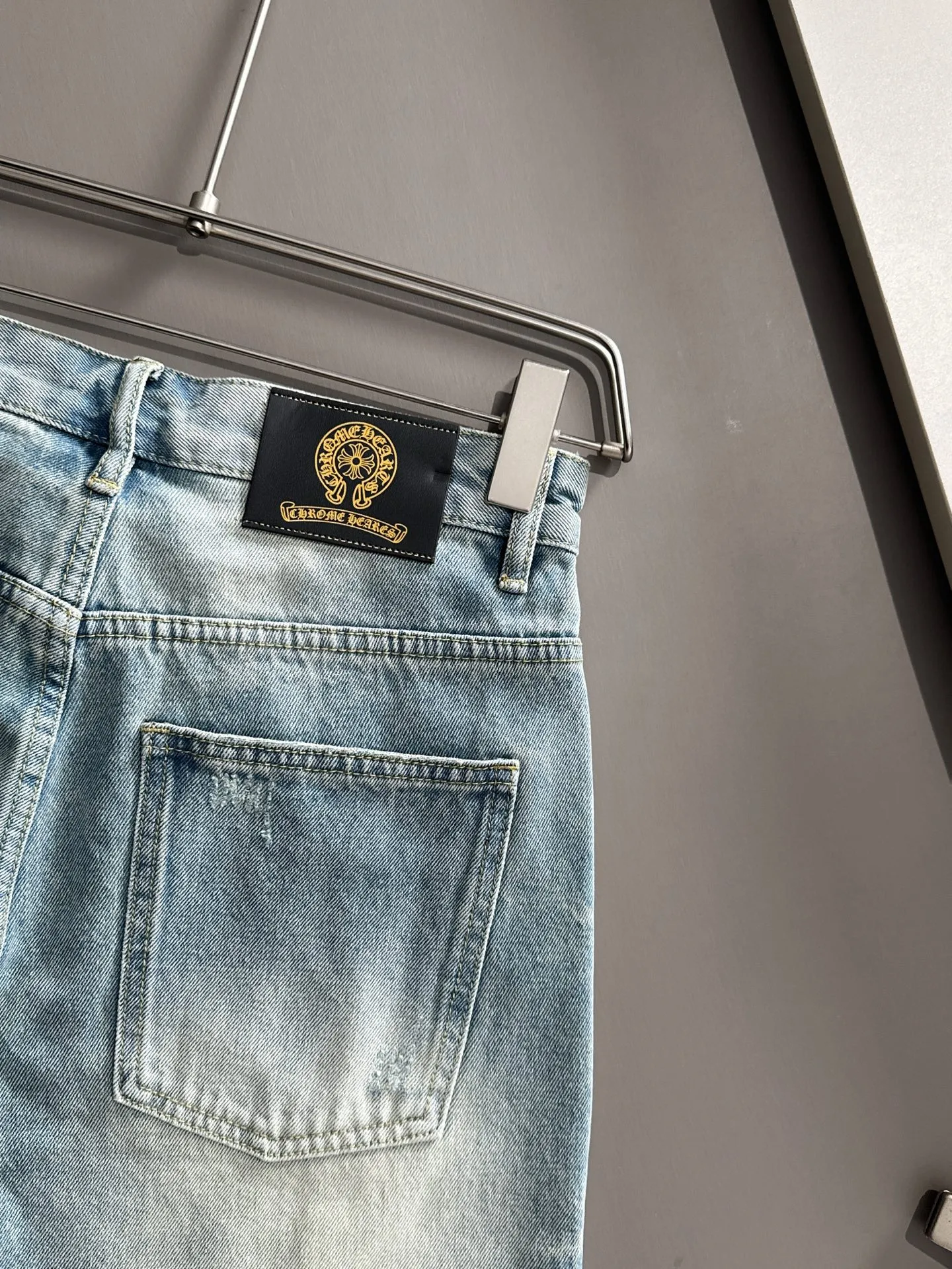 🅿️330 Croxin 2025 summer new jeans denim shorts, imported from Japan Denim plain cotton denim fabric woven and produced, complete with three standards, top stone washing process makes the texture reach the old taste of the 1980s, soft, delicate, comfortable and breathable, the color has a modern and fashionable vicissitudes, the upper body is versatile and fashionable! Light luxury, a must-have item for daily commuting! Code number: 28-40 (please state your height and weight when placing an order)